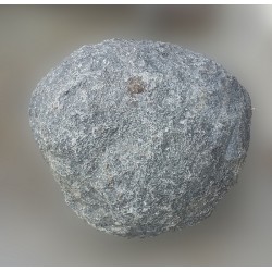 Zwerfkei als grafsteen ZAG-01